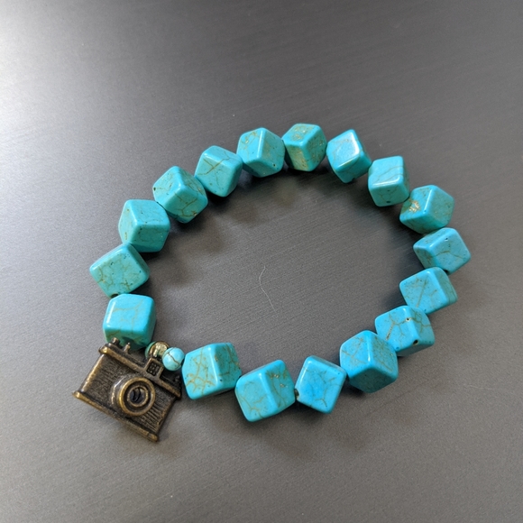 Blue Beaded Bracelet with Vintage Camera Charm - Picture 2 of 8